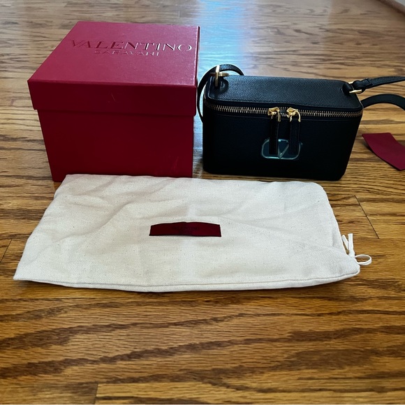 😊SOLD😊 Valentino Garavani Black V-Logo Leather Vanity Case Bag - Picture 3 of 11